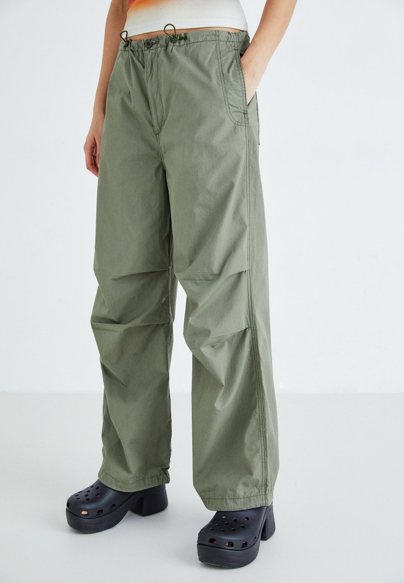 Levi's® - PARACHUTE PANT - Pantalones - deep lichen green, Ampliar