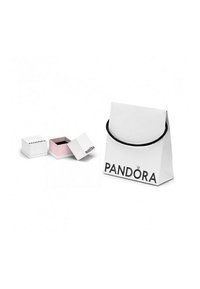 Weißer papiertaschen mit schwarzem Griff, mit "PANDORA"-Logo. Beinhaltet eine kleine weiße Box mit pinkem Inneren, teilweise geöffnet.