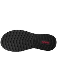 Suela de zapato de goma negra con un patrón de tracción en zigzag, que presenta el nombre de la marca "Rieker" en rojo. Textura suave con detalles en relieve.