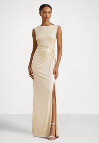 Langes, ärmelloses Kleid aus goldfarbenem Satin mit enger Silhouette, gedrehtem Taillendetail und einem seitlichen Schlitz. Abgeschlossen mit einer glatten Textur.