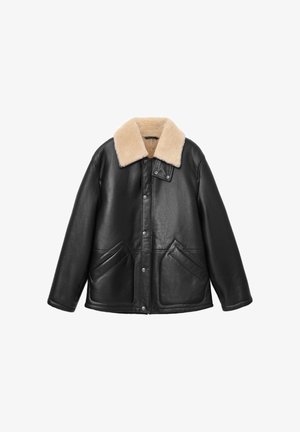 Zwarte leren jas met een beige schapenvachten kraag, twee voorzakken en een knoopsluiting. Zachte textuur, oversized ontwerp en minimalistische stijl.