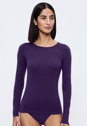 Haut à manches longues violet en tissu lisse, avec un col rond et une silhouette ajustée. Assorti avec un bas de bikini violet.