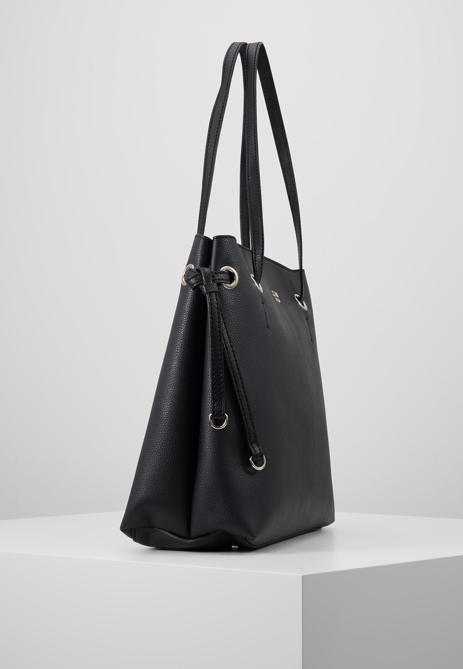 Guess DIGITAL SHOPPER Shoppingveske blacksvart Zalando.no Guess DIGITAL DRAWSTRING BAG Håndveske black Zalando.no