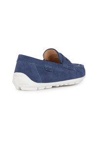 Mocassino in suede blu navy con suola in gomma bianca, caratterizzato da dettagli cuciti e punta arrotondata, che offre un design slip-on confortevole.