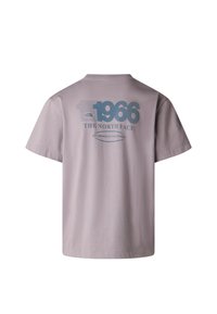 Ανοιχτό μωβ κοντομάνικο T-shirt με μπλε κείμενο και λογότυπο "1966 THE NORTH FACE EST. BERKELEY CALIFORNIA" στην πλάτη.