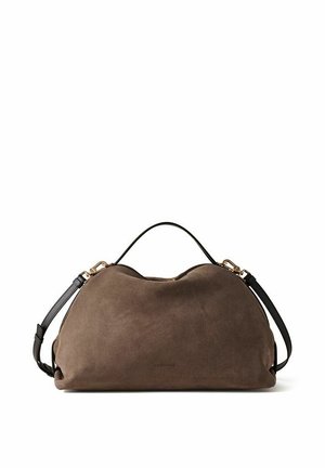 Borsa morbida in camoscio marrone con forma arrotondata, tracolla nera regolabile e piccolo manico nero sulla parte superiore.