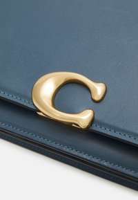 COACH LUXE REFINED BANDIT SHOULDER  - Taška s příčným popruhem - denim