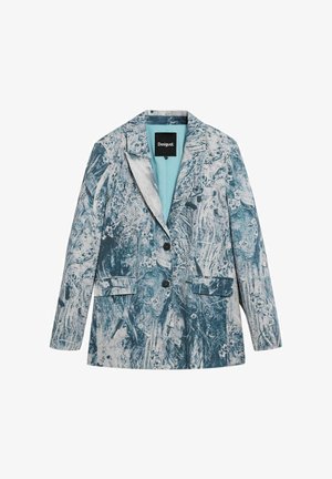 Kék-fehér absztrakt mintás blézer, bemetszett gallérral, két elülső zsebbel és egygombos rögzítéssel. Belül türkiz béléssel.