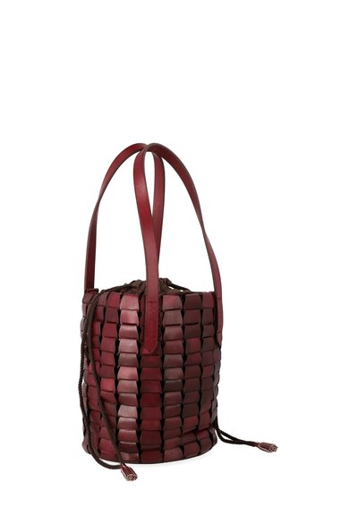 Borsa a secchiello in pelle bordeaux intrecciata con doppi manici, chiusura a coulisse e motivo testurizzato di segmenti rettangolari.