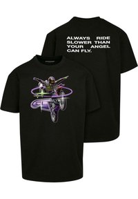 Sort T-shirt med grafik af en motorcykelrytter og lilla accenter. Teksten på ryggen lyder: "Kør altid langsommere end din engel kan flyve."
