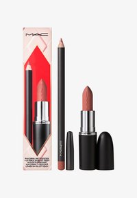 MAC matte lippenstift en lippenpotlood set in de kleur Velvet Teddy. Heeft een zwarte hulzen, zilveren accenten en een slank verpakkingsdesign.