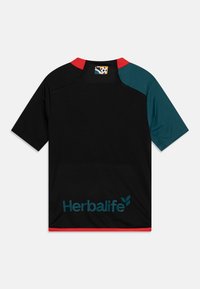 Camiseta deportiva negra con cuello rojo y acentos en teal en los hombros. Presenta un gran logotipo azul de "Herbalife" en la parte posterior. Textura suave, mangas cortas.