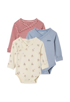 Drei Langarm-Babybodysuits: rot gestreift, hellblau mit "Jules" und cremefarben mit einem segelthemenbedruck. Weiches Baumwollmaterial.