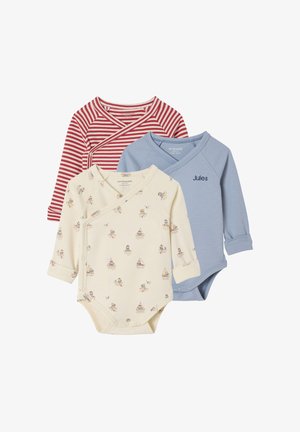 Drei Langarm-Babybodysuits: rot gestreift, hellblau mit "Jules" und cremefarben mit einem segelthemenbedruck. Weiches Baumwollmaterial.
