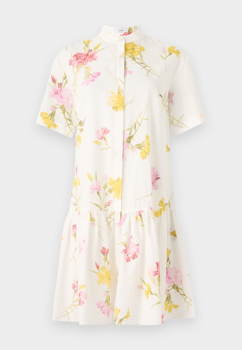 Robe blanche à manches courtes avec un motif floral en rose et jaune, dotée d'un col étroit et d'un design de jupe à volants froncés.