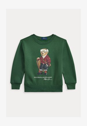 Sudadera verde con un oso vestido con ropa de cuadros, con detalles gráficos y puños acanalados. Texto del logo en la parte inferior, diseño casual.