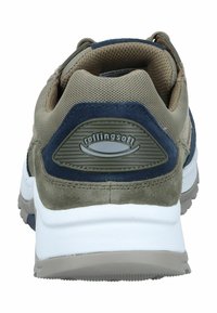 Scarpa sportiva beige e blu navy realizzata in materiali mesh e scamosciati. Presenta un colletto del tallone imbottito, suola in gomma e logo stampato sul tallone.