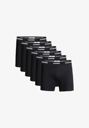 Sei paia di boxer neri con elastici in vita neri recanti il logo bianco "CHASIN'", disposti diagonalmente su sfondo bianco.