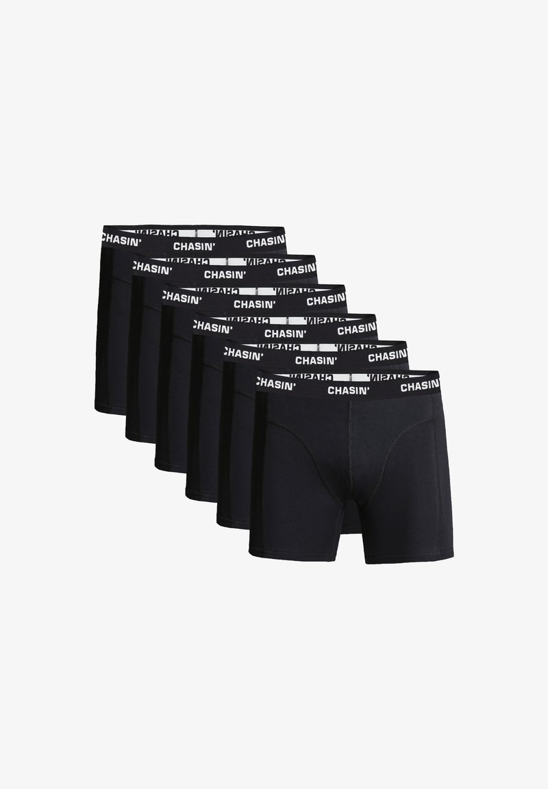 Kuus musta bokseritüki mustade elastsete vöödega, millel on valged "CHASIN'" logod, paigutatud diagonaalselt valgele taustale.