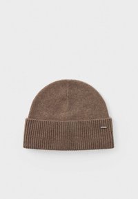 Gorro de punto marrón con un dobladillo acanalado, tejido texturizado y una pequeña etiqueta metálica en el lado.