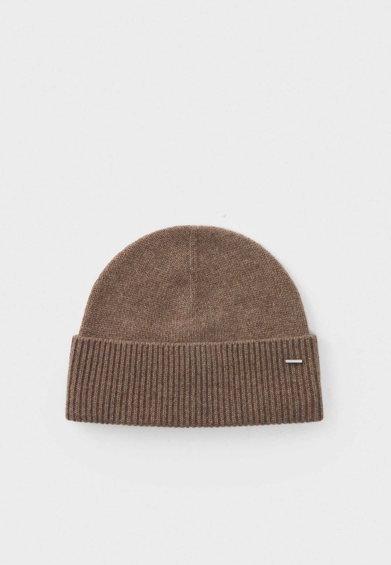 Gorro de punto marrón con un dobladillo acanalado, tejido texturizado y una pequeña etiqueta metálica en el lado.