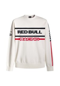 Sudadera blanca de manga larga, con "RED BULL RACING" en franjas negras y rojas en la parte frontal y a lo largo de las mangas. Cuello redondo básico.