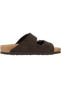 Sandale en daim marron à enfiler avec un semelle en liège ergonomique, design ouvert à l'avant, et détails découpés pour l'aération. Semelle extérieure en caoutchouc texturé.