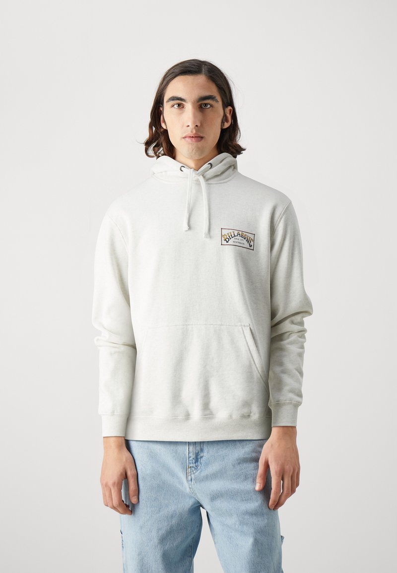 Ανοιχτό γκρι φούτερ φτιαγμένο από μαλακό ύφασμα, με εμπρόσθια τσέπη, σούρα στην κουκούλα και μικρό κεντημένο λογότυπο στο στήθος.