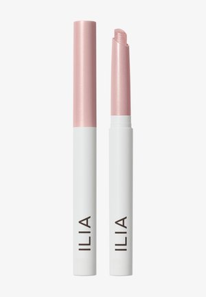 Deux rouges à lèvres ILIA avec une base blanche et un capuchon rose métallique ; l’un est ouvert et montre un produit rose scintillant, l’autre est fermé.