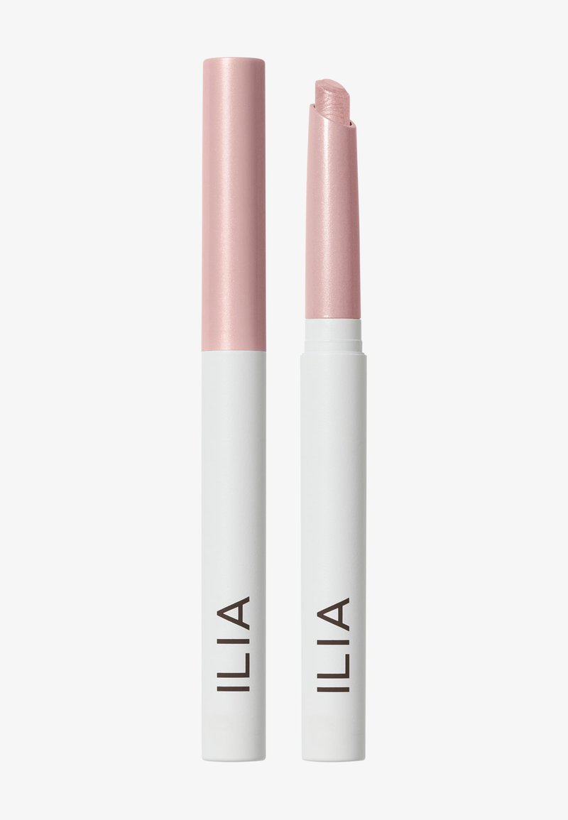 To ILIA-leppestifter med hvite baser og metallisk rosa lokk; den ene er åpen og viser et skinnende rosa produkt, den andre er lukket.