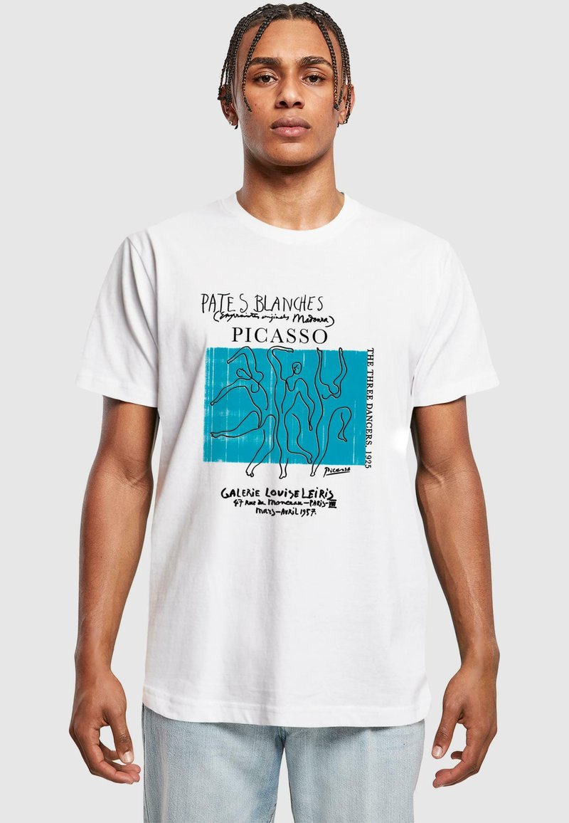 Hvid bomulds-t-shirt med et blå og sort Picasso grafiktryk med tekst, der skildrer abstrakte figurer, moderne design.