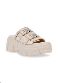 Beige platform slide sandal med to justerbare stropper, silver hardware detaljer og design med rund tå. Gummisål med strukturerede sider.