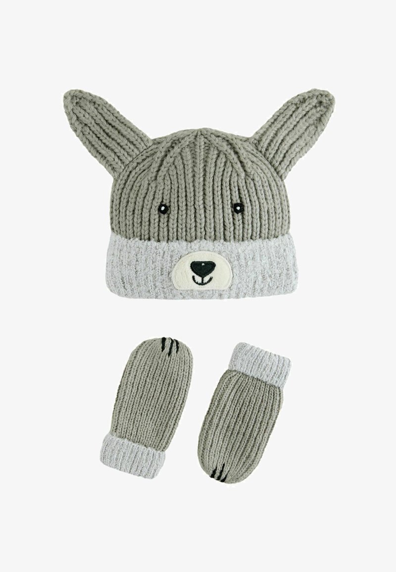 Graue Strickmütze mit Ohren und Gesichtsdetails, kombiniert mit passenden Fäustlingen, die gerippte Bündchen und präzise Nähakzente aufweisen.