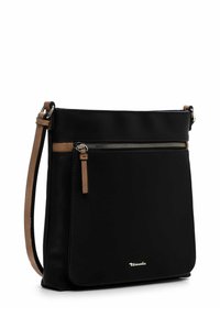 Borsa a tracolla nera realizzata in materiale liscio, con una tasca anteriore con zip, dettagli in cuoio color cammello e un logo dorato in basso.