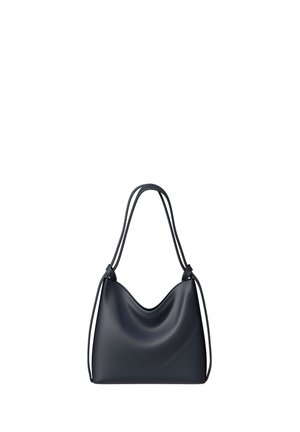 Schwarze Leder-Schultertasche mit einem glatten, leicht schlaffen Körper und doppelten Trägern, die auf beiden Seiten Schlaufen bilden.