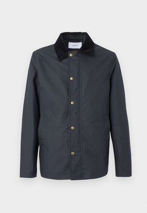 Donkerblauwe herenjack met zwart corduroy kraag en gouden drukknoopsluitingen, voorzakken en een rechte pasvorm.
