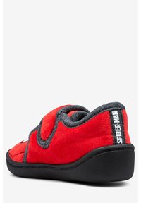 Pantofole di peluche rosse con accenti grigi, forma arrotondata e suola nera; presentano il marchio di Spider-Man sul tallone e un esterno morbido e testurizzato.