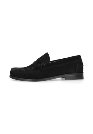 Mocassino da uomo in suede nero con tacco basso, punta mocassino e dettaglio a fascia sulla parte superiore, mostrato di lato su uno sfondo bianco.