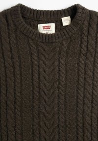 Brązowy sweter Levi's z dzianiny warkoczowej z okrągłym prążkowanym dekoltem i teksturowanym wzorem, wykonany z miękkiej wełny.