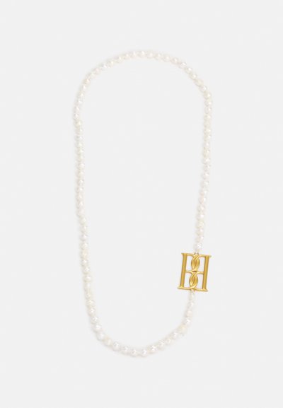 Perlenkette mit kleinen, schimmernden Perlen und einem Gold-Logo-Verschluss. Das Design ist symmetrisch und kreisförmig, mit einer eleganten Erscheinung.