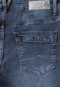 Denim jeans met een donkerblauwe was. Voorzien van een achterzak met een gestikte rand en een rechthoekig, textuurlabel erboven.