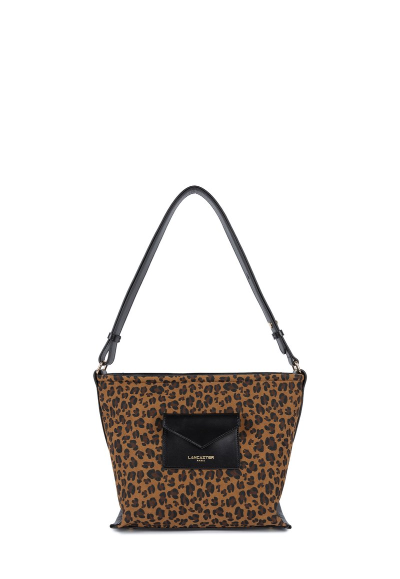 Tasche im Leopardenmuster mit einer schwarzen Lederakzenttasche, schwarzem Schultergurt und rechteckiger Form. Strukturiertes Gewebe und glatte Lederdetails.