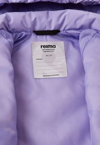 Lilac krāsas jakas iekšpuse, gluda tekstūra, ar etiķeti, kurā norādīts zīmols "reima", izmērs 92/2T un kopšanas instrukcijas. Viegls, ūdensnecaurlaidīgs materiāls.