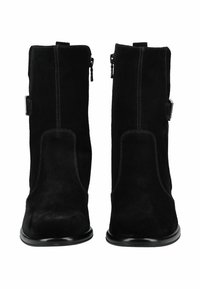 Stivaletti neri in suede con una texture liscia, dotati di cerniere laterali e un dettaglio in cinturino. Suole nere solide con delicate cuciture decorative.