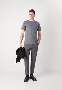 BOSS TALES - Paprasti marškinėliai - dark grey