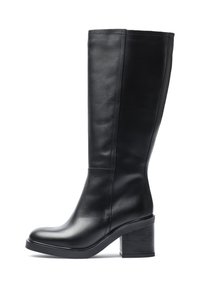 Botas negras hasta la rodilla de cuero liso, con un tacón grueso y texturizado y un diseño elegante y minimalista sin adornos.