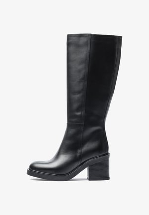 Botas negras hasta la rodilla de cuero liso, con un tacón grueso y texturizado y un diseño elegante y minimalista sin adornos.