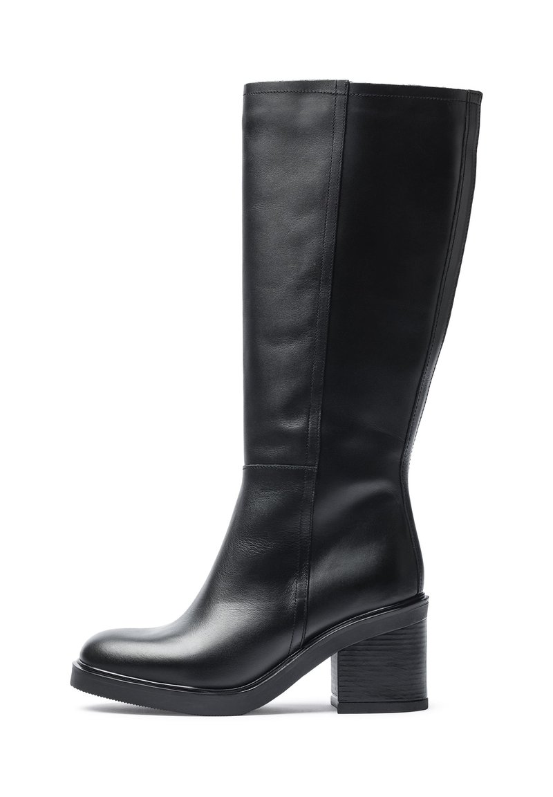 Botas negras hasta la rodilla de cuero liso, con un tacón grueso y texturizado y un diseño elegante y minimalista sin adornos.