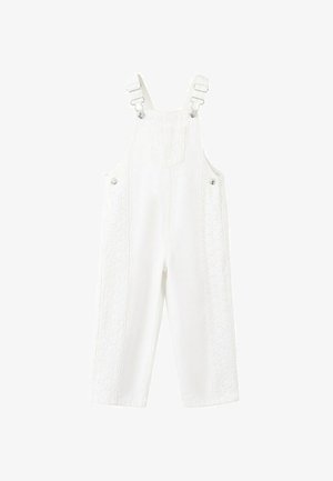 Bijele dječje hlače na naramenice s podesivim naramenicama, prednjim džepom na prsima i ukrasnim teksturiranim bočnim panelima.