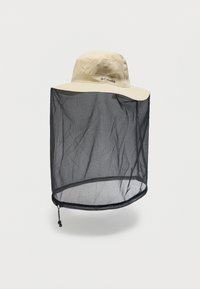 Μπεζ καπέλο ηλίου Columbia με φαρδύ γείσο και προσαρτημένο μαύρο δίχτυ κατά των κουνουπιών που εκτείνεται κάτω από το γείσο με ρυθμιζόμενο κορδόνι.